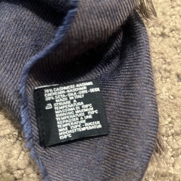 Longchamp silk and cashmere scarf - Picture 3 of 4